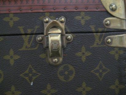 null Valise rigide Louis Vuitton en toile monogram, bordure lozimées, coins et fermetures...