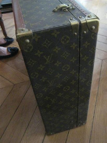 null Valise rigide Louis Vuitton en toile monogram, bordure lozimées, coins et fermetures...