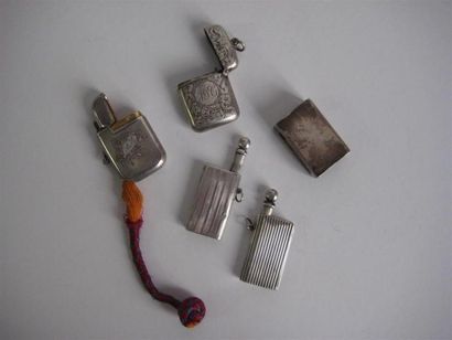 null Lot en argent comprenant:
Deux pyrogènes
Deux allumettes perpertuelles (briquet)
Une...