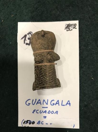 null 45 - BAS RELIEF en pierre verte de style Maya.

13 - STATUETTE en terre cuite
Equateur,...