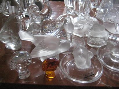 null Ensemble de 13 animaux, boites et divers en cristal de Baccarat, Lalique et...