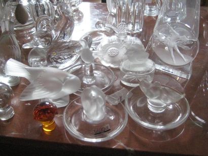 null Ensemble de 13 animaux, boites et divers en cristal de Baccarat, Lalique et...