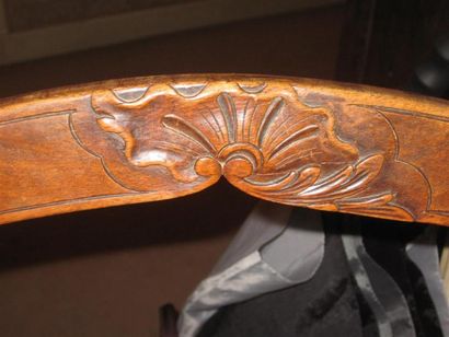 null Chaise Louis XV en bois naturel à barrettes. Hauteur : 90 cm. 