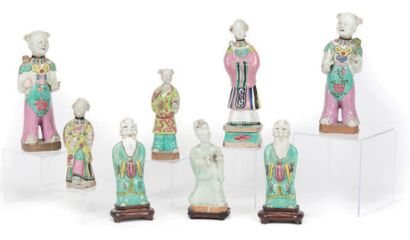 CHINE - Époque JIAQING (1796-1820) Ensemble de huit statuettes d'immortels en porcelaine...