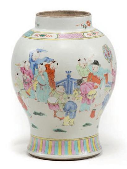 CHINE - XIXe siècle Potiche balustre en porcelaine décorée en émaux polychromes dans...