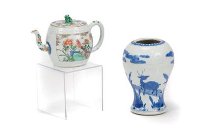 CHINE - Époque KANGXI (1662-1722) Verseuse de forme tonnelet en porcelaine décorée...