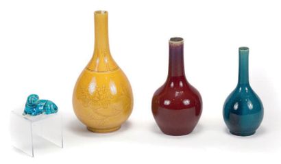 CHINE - XIXe siècle Ensemble comprenant trois vases bouteilles, l'un émaillé jaune...