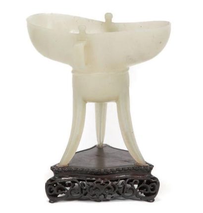 CHINE - fin du XIXe siècle Vase rituel à vin «jue» en néphrite céladon et grise à...