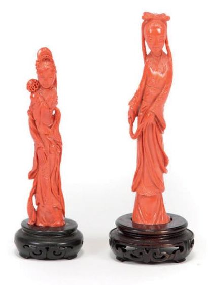 CHINE - Début du XXe siècle Deux statuettes de jeunes femmes debout en corail rouge,...