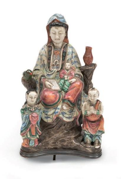 CHINE - XVIIIe siècle Guanyin en porcelaine émaillée polychrome, trônant sur un rocher,...