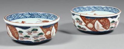 JAPON, Imari - Époque EDO (1603-1868), XIXe siècle Paire de bols en porcelaine décorée...