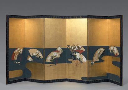 JAPON - XIXE SIÈCLE Paravent à six feuilles, polychromie sur feuille d'or, éventails...
