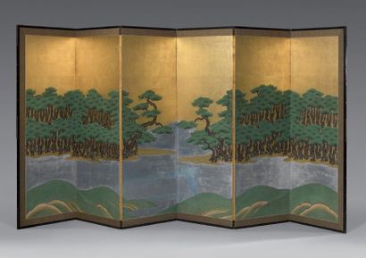 JAPON - XIXE SIÈCLE Paravent à six feuilles, encre sur feuilles d'or, forêt de pins...