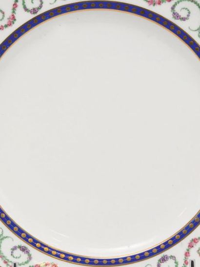 SÈVRES Ensemble de vingt-deux assiettes en porcelaine tendre du service arabesques...