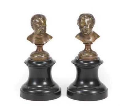 École Française du XIXe siècle Paire de petits bustes en bronze de patine médaille.
Deux...