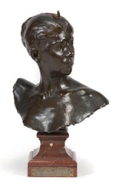 Alexandre FALGUIERE (1831-1900) Diane
Bronze patiné.
Portant sur l'épaule gauche:...