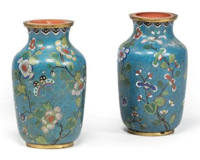 null Paire de vases en cuivre et email cloisonné à décor polychrome de fleurs et...