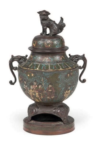 null Vase couvert en bronze cloisonné à décor d'une assemblée de personnages.
Japon,...