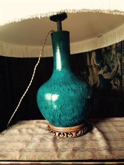 null Vase bouteille en porcelaine bleu monté en lampe.