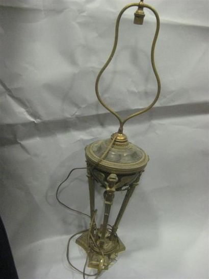 null Cassolette tripode en bronze doré et tôle monté en lampe
à décor de femmes ailés...