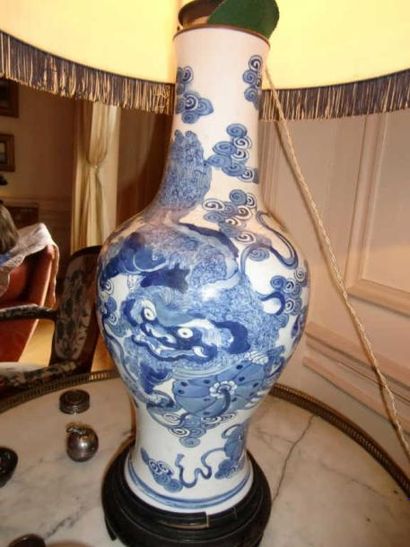 null Vase balustre à long col bleu et blanc à décor de dragon dans des nuages.
H....