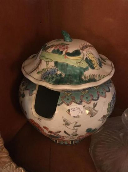 null Deux vases modernes dans le gout asiatique de la famille verte.
Manque à l'un...