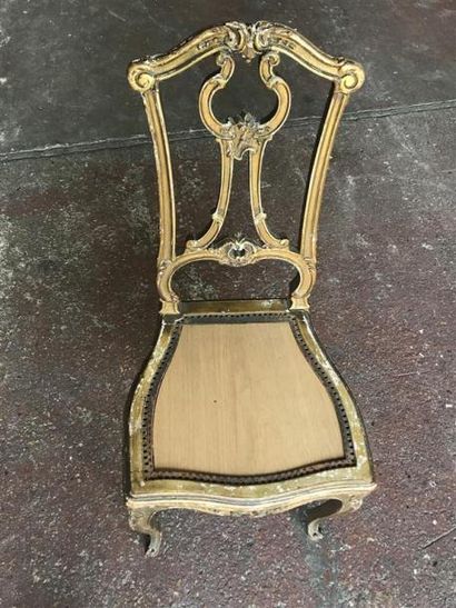 null Chaise en bois sculpté mouluré peint doré à dossier ajouré et assise violonée,...