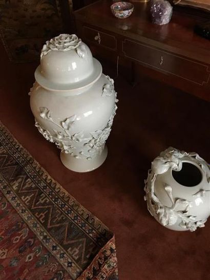 null Deux importants vases en porcelaine à décor floral en relief.
H : 74 cm et H...