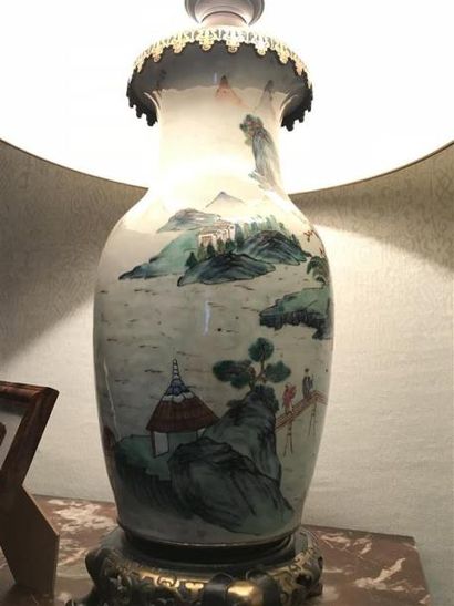 null Vase monté en lampe à sujet de paysage.
Asie
H : 36 cm