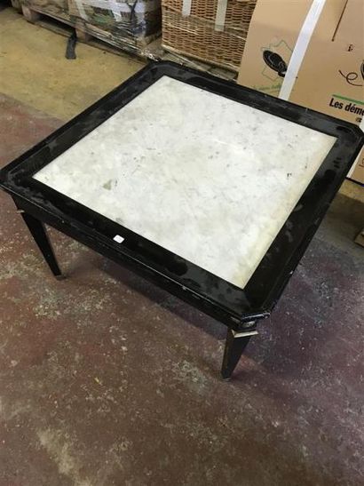 null Table basse carrée à pans coupé en bois peint noir
Dessus de marbre
