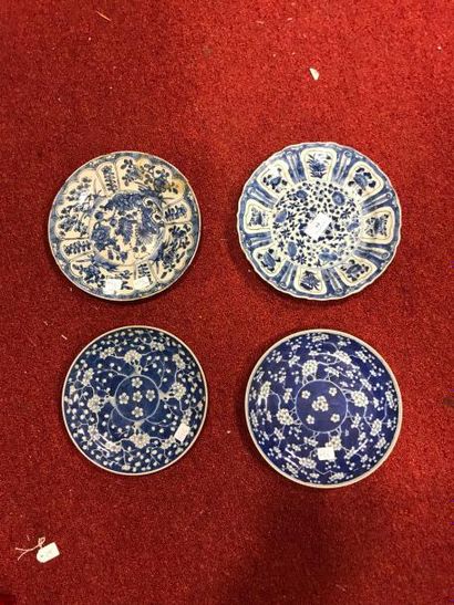 null Lot en porcelaine de Chine bleu et blanc :
Une paire d'assiettes à décor de...