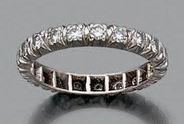 null Alliance en or gris (750 millièmes) serti de diamants taille brillant.
Doigt:...