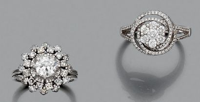 null Bague en or gris (750 millièmes) ajouré serti de diamants taille brillant, à...