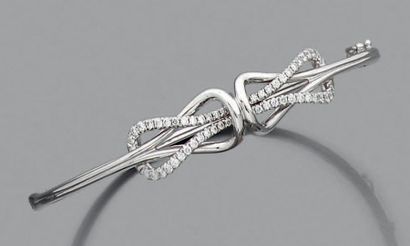 null Bracelet rigide ouvrant en or gris (750 millièmes) centré de deux motifs «noeuds»...