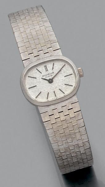 PATEK PHILIPPE 
Bracelet-montre de dame, ovale, en or gris (750 millièmes). Lunette...