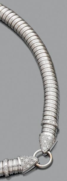 null Collier tubogaz en or gris (750 millièmes), godronné, centré d'un anneau épaulé...