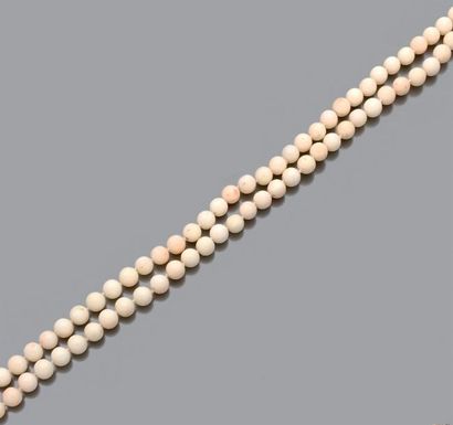 null Collier composé d'un rang de perles de corail peau d'ange (quelques fèles).
Long.:...