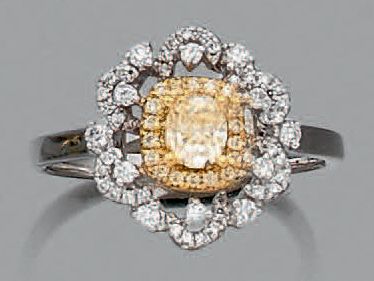 null Bague «fleur» en or jaune et or gris (750 millièmes) ajouré, serti de diamants...
