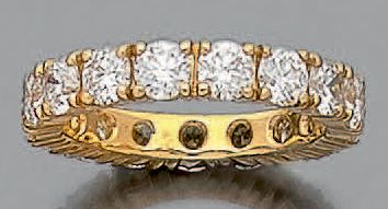 null Alliance en or jaune (750 millièmes) serti de diamants taille brillant.
Doigt:...