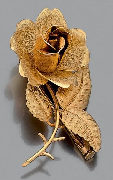 null Broche «rose» en or jaune (750 millièmes) découpé, amati et ciselé.
Long.: 5...