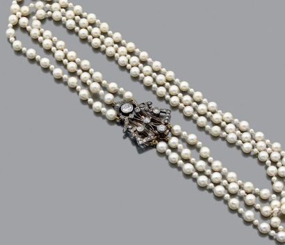 null Collier composé de trois rangs de perles de culture blanches alternées de perles...