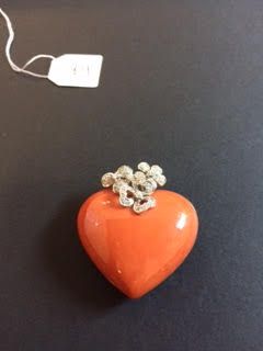 Important pendentif «coeur» en corail. La...