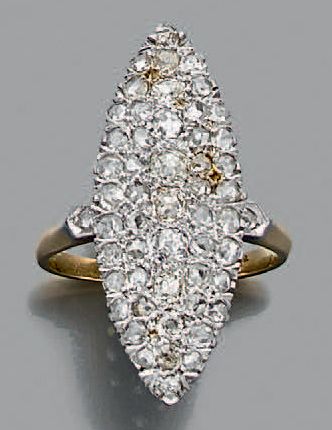 null Bague marquise en or gris et or jaune  (750 millièmes) pavé de diamants taille...