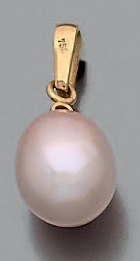 null Pendentif en or jaune 18K (750) formé d'une perle de culture rosé de forme robole...