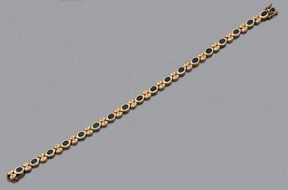 null Bracelet en or jaune 18K (750) articulé de saphirs ovales et de motifs losangés...