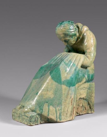 PRIMAVERA 
Femme assise
Épreuve en céramique à larges coulées vertes sur fond jaunâtre.
Signée.
Haut.:...