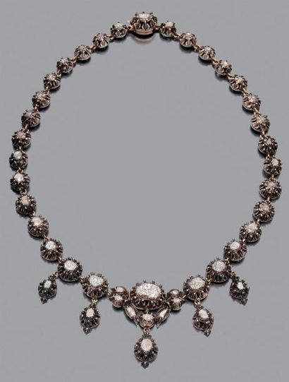 null Collier en or 18K (750) et argent articulé d'une chute de diamants taillés en...