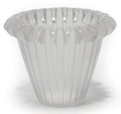 LALIQUE FRANCE 
Vase «Royat» en cristal blanc moulé pressé satiné mat et brillant.
Signé.
Haut.:...