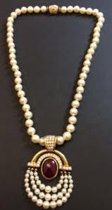ERIC BERTRAND 
Collier en or jaune (750 millièmes) composé d'un rang de perles de...