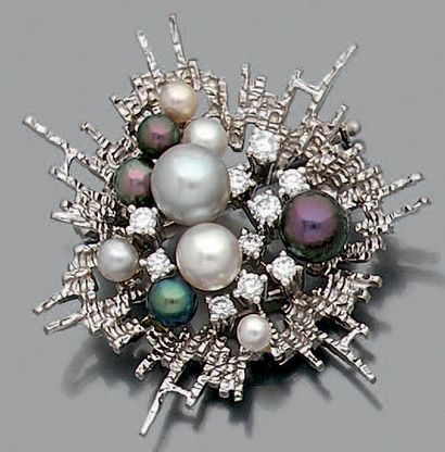 null Broche «nid» en or gris (585 millièmes) 14 carats, martelé et ajouré à motifs...